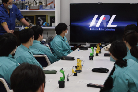 ロボット活用事例を学ぶ様子