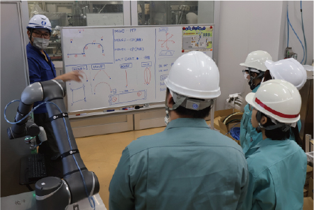 産業用ロボットを見学する様子