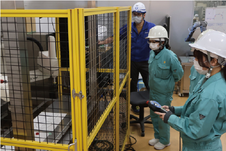 産業用ロボットを操作体験する様子