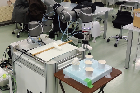産業用ロボットを操作体験する様子