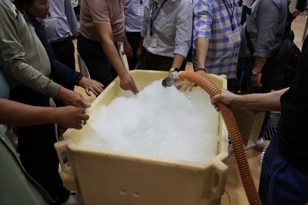 ベトナムの水産業関係者にご来社いただきました。